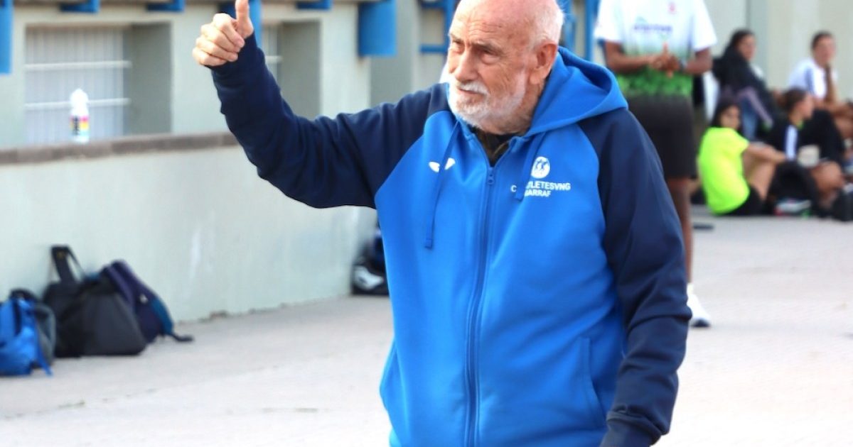 Més d'un centenar de persones van assistir a l'homenatge a Joan Ramon Gálvez, l'històric entrenador d'atletisme de Vilanova i la Geltrú, conegut com el "Gran Gálvez"
