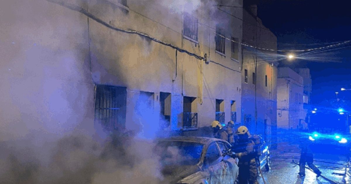 La façana d'un bloc d'habitatges ha resultat afectada per l'incendi