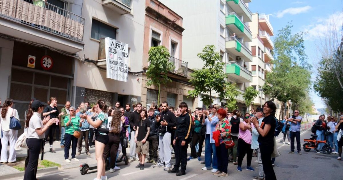 El Sistema d'Emergències Mèdiques s'ha negat a intervenir per treure-la de casa sense ordre judicial expressa, argumentant que la dona és cognitivament capac de decidir per ella mateixa.